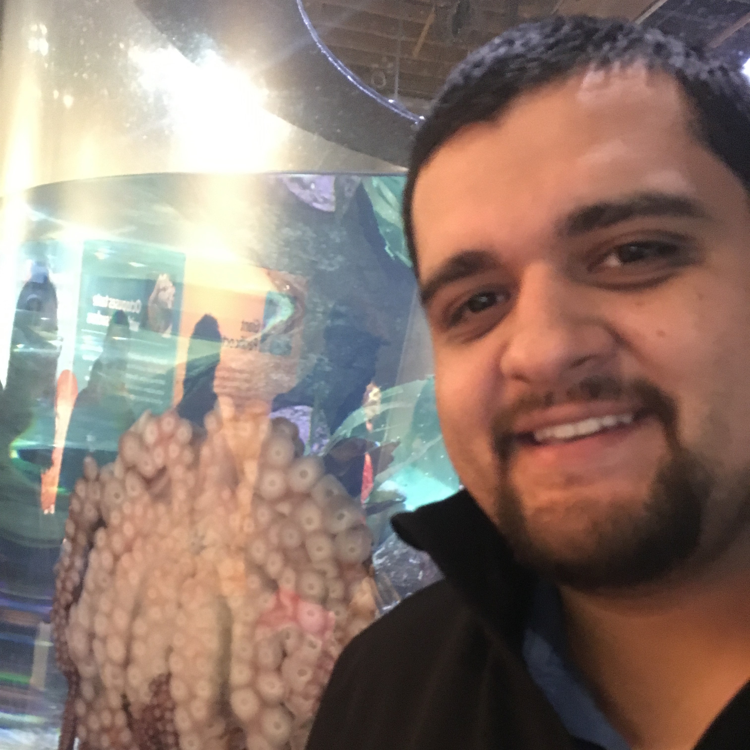 Picture of Ernesto at the Seatlle aquarium with an octopus in the background